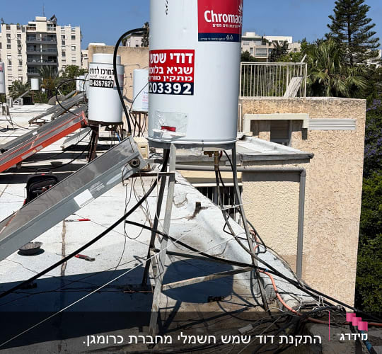 דוד שמש על גג עם חיבורים וכבלים